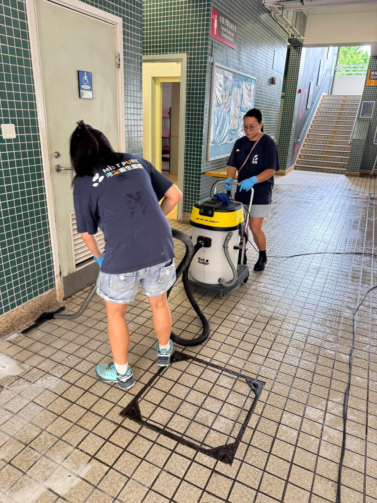 港潔學校走廊吸水清潔工作實照