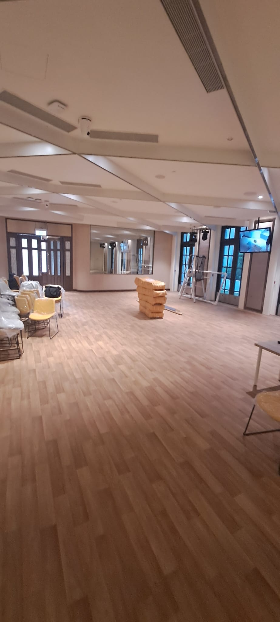 港潔學校禮堂地板上光完成實照